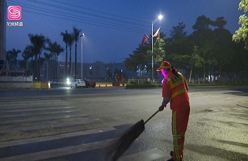 國慶堅守崗位 環(huán)衛(wèi)工人揮灑汗水保清潔